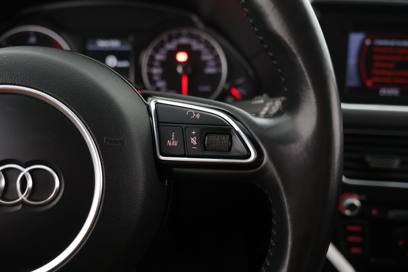 Audi Q5 2013 Business 2,0 TDI 130 kW quattro S tronic / Webasto / 2x renkaat / Vetokoukku / Merkkiliikkeen huoltokirja - Juuri Saapunut! / Merkkihuollettu / 1-Omisteinen