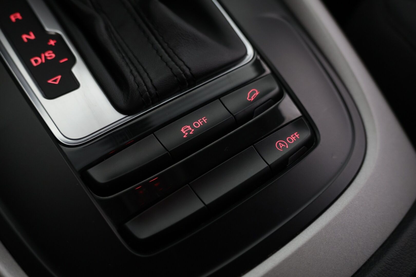 Audi Q5 2014 Business 2,0 TDI 130 kW quattro S tronic / Webasto / 2x renkaat / Vetokoukku / Merkkiliikkeen huoltokirja - Juuri Saapunut! / Merkkihuollettu / 1-Omisteinen