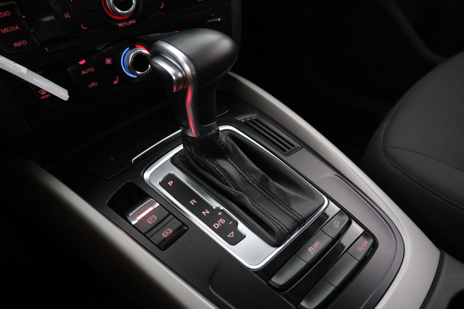 Audi Q5 2013 Business 2,0 TDI 130 kW quattro S tronic / Webasto / 2x renkaat / Vetokoukku / Merkkiliikkeen huoltokirja - Juuri Saapunut! / Merkkihuollettu / 1-Omisteinen