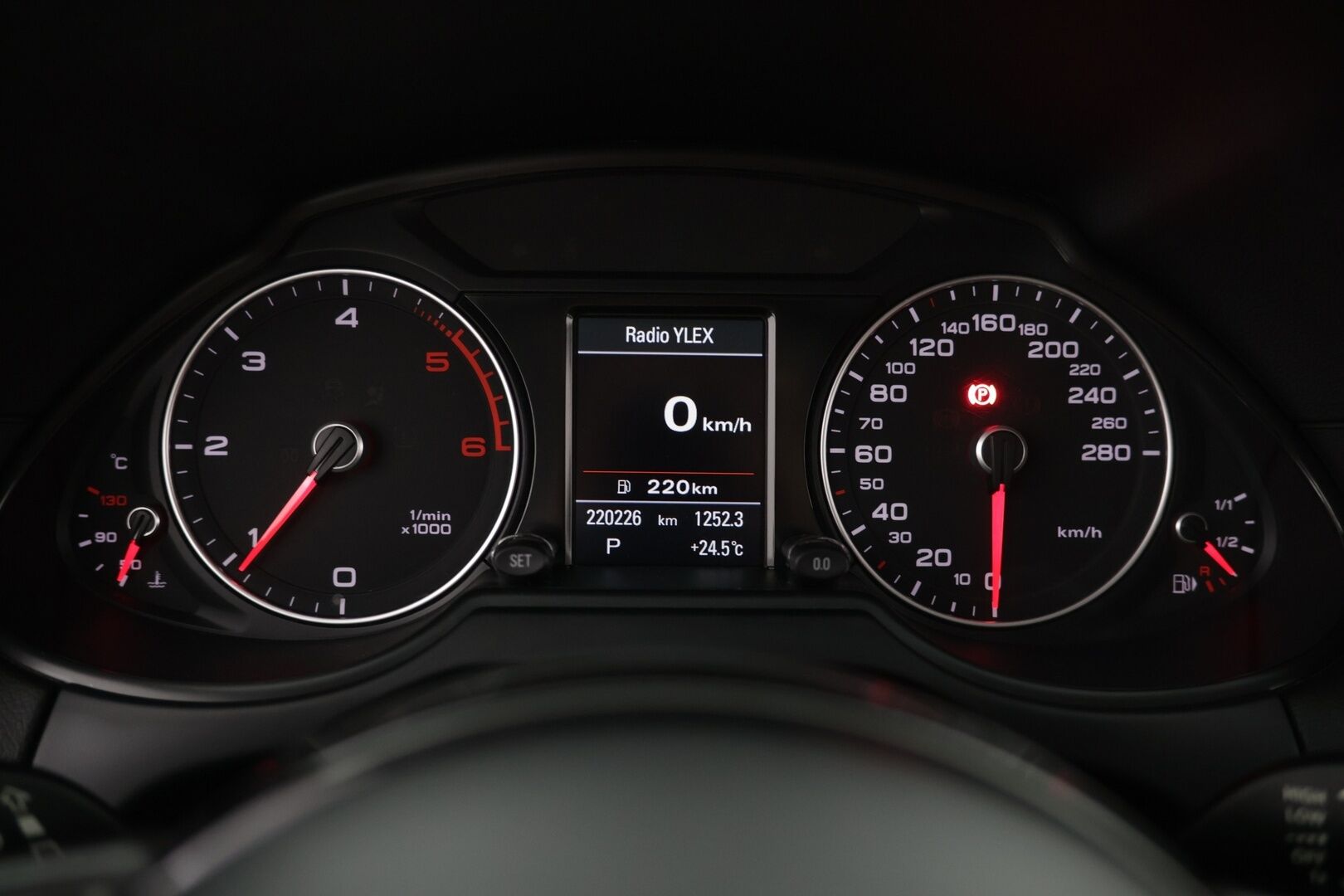 Audi Q5 2014 Business 2,0 TDI 130 kW quattro S tronic / Webasto / 2x renkaat / Vetokoukku / Merkkiliikkeen huoltokirja - Juuri Saapunut! / Merkkihuollettu / 1-Omisteinen