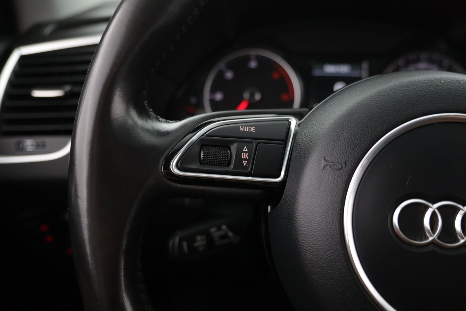 Audi Q5 2013 Business 2,0 TDI 130 kW quattro S tronic / Webasto / 2x renkaat / Vetokoukku / Merkkiliikkeen huoltokirja - Juuri Saapunut! / Merkkihuollettu / 1-Omisteinen