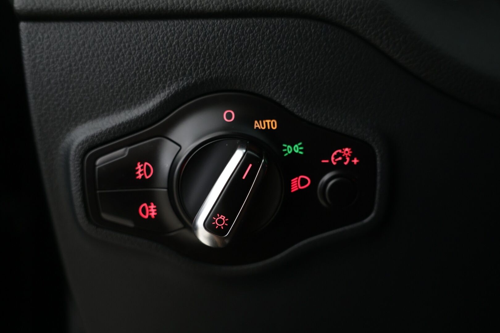 Audi Q5 2014 Business 2,0 TDI 130 kW quattro S tronic / Webasto / 2x renkaat / Vetokoukku / Merkkiliikkeen huoltokirja - Juuri Saapunut! / Merkkihuollettu / 1-Omisteinen