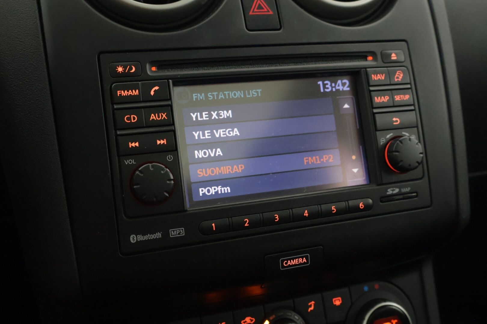 Nissan Qashqai 2013 1,6L Stop / Start System Style 360 2WD 5M/T AVM * Lasikatto / Vetokoukku / 360 kamera / Lohko * - Tarkka huoltohistoria / 2x erittäin hyvät renkaat / Suomi-auto