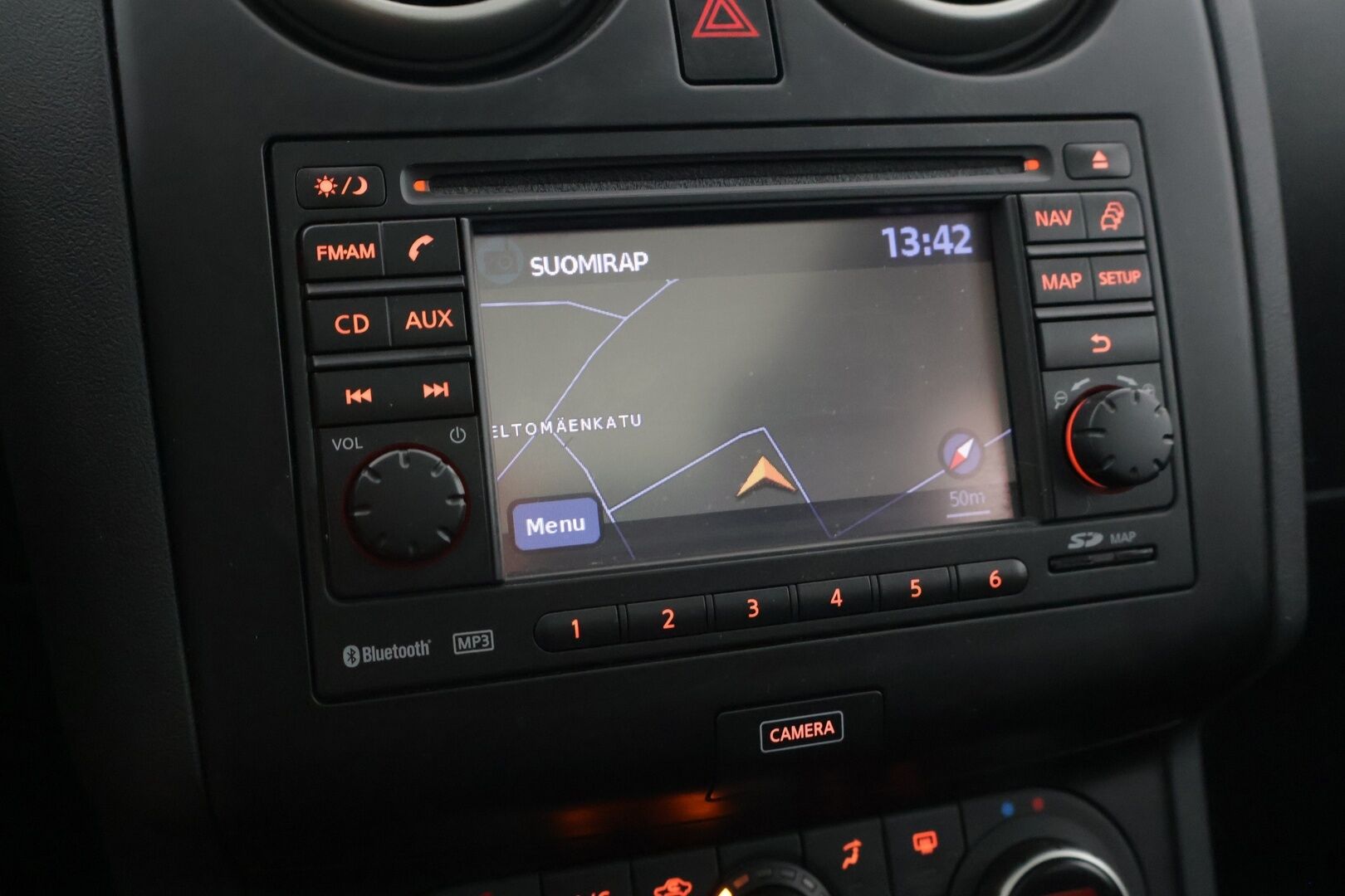Nissan Qashqai 2013 1,6L Stop / Start System Style 360 2WD 5M/T AVM * Lasikatto / Vetokoukku / 360 kamera / Lohko * - Tarkka huoltohistoria / 2x erittäin hyvät renkaat / Suomi-auto