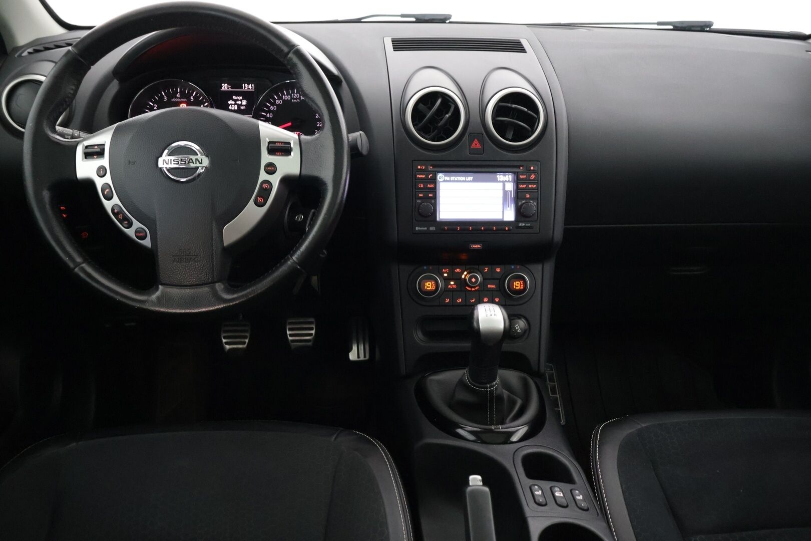 Nissan Qashqai 2013 1,6L Stop / Start System Style 360 2WD 5M/T AVM * Lasikatto / Vetokoukku / 360 kamera / Lohko * - Tarkka huoltohistoria / 2x erittäin hyvät renkaat / Suomi-auto