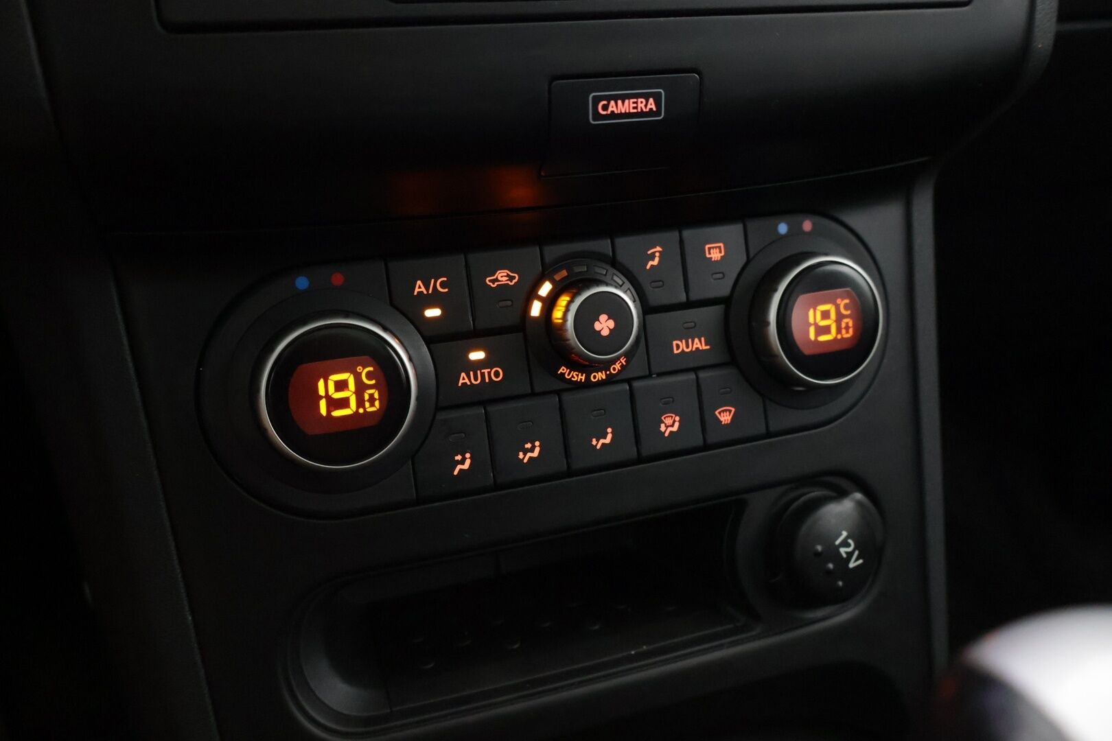 Nissan Qashqai 2013 1,6L Stop / Start System Style 360 2WD 5M/T AVM * Lasikatto / Vetokoukku / 360 kamera / Lohko * - Tarkka huoltohistoria / 2x erittäin hyvät renkaat / Suomi-auto