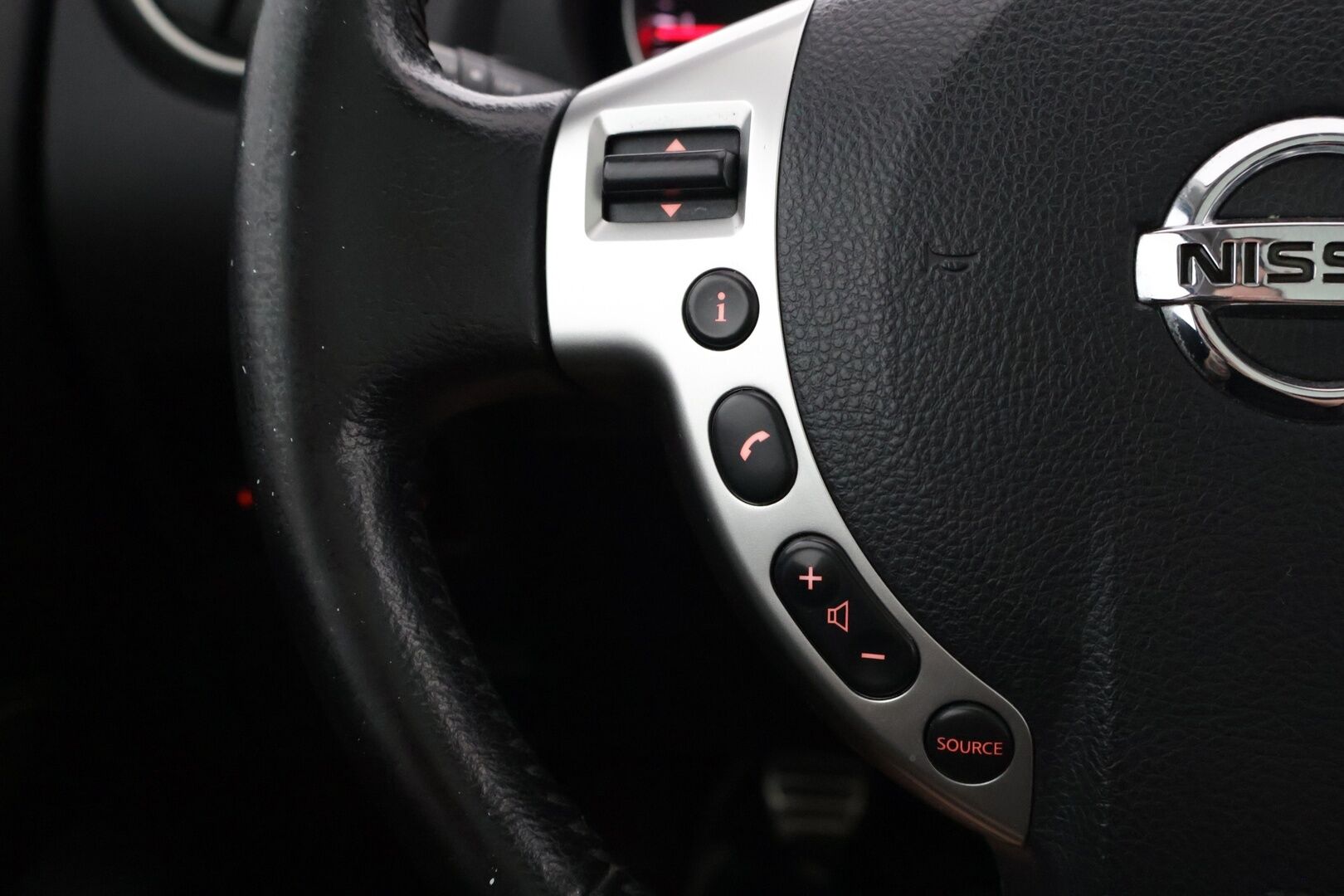 Nissan Qashqai 2013 1,6L Stop / Start System Style 360 2WD 5M/T AVM * Lasikatto / Vetokoukku / 360 kamera / Lohko * - Tarkka huoltohistoria / 2x erittäin hyvät renkaat / Suomi-auto