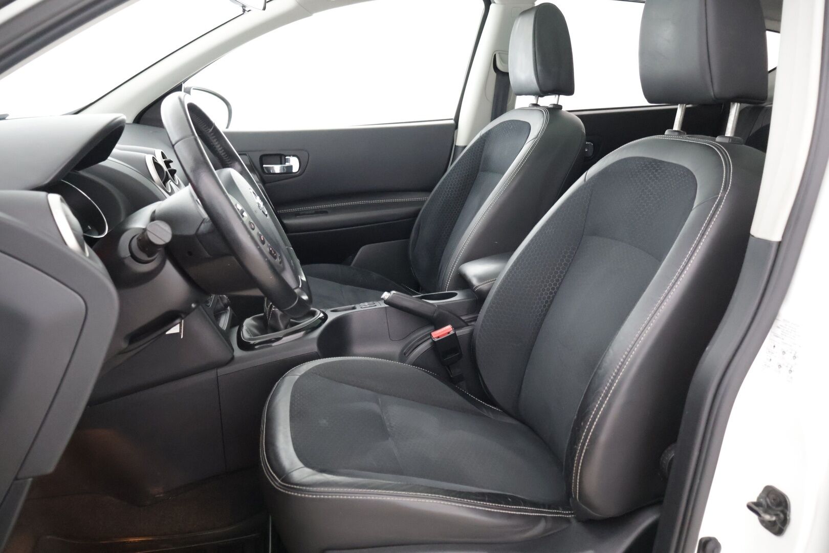 Nissan Qashqai 2013 1,6L Stop / Start System Style 360 2WD 5M/T AVM * Lasikatto / Vetokoukku / 360 kamera / Lohko * - Tarkka huoltohistoria / 2x erittäin hyvät renkaat / Suomi-auto