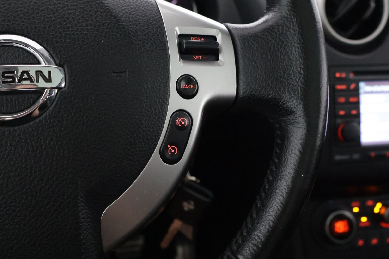 Nissan Qashqai 2013 1,6L Stop / Start System Style 360 2WD 5M/T AVM * Lasikatto / Vetokoukku / 360 kamera / Lohko * - Tarkka huoltohistoria / 2x erittäin hyvät renkaat / Suomi-auto