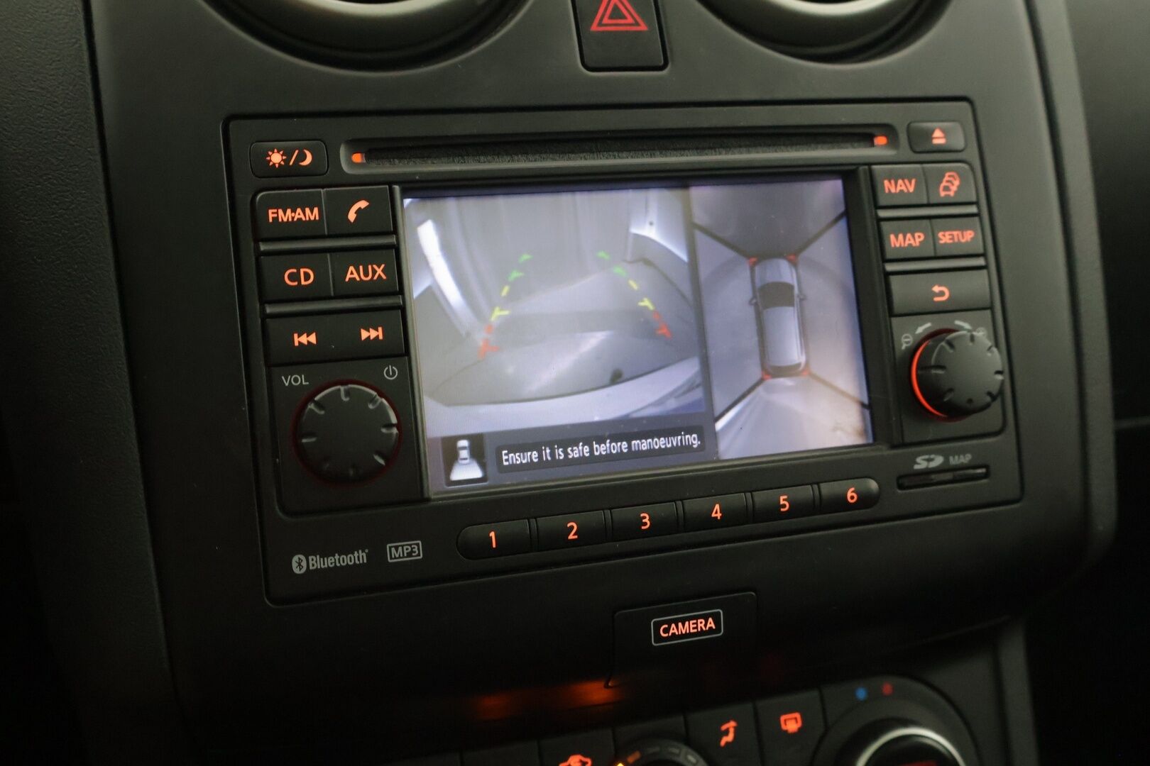 Nissan Qashqai 2013 1,6L Stop / Start System Style 360 2WD 5M/T AVM * Lasikatto / Vetokoukku / 360 kamera / Lohko * - Tarkka huoltohistoria / 2x erittäin hyvät renkaat / Suomi-auto