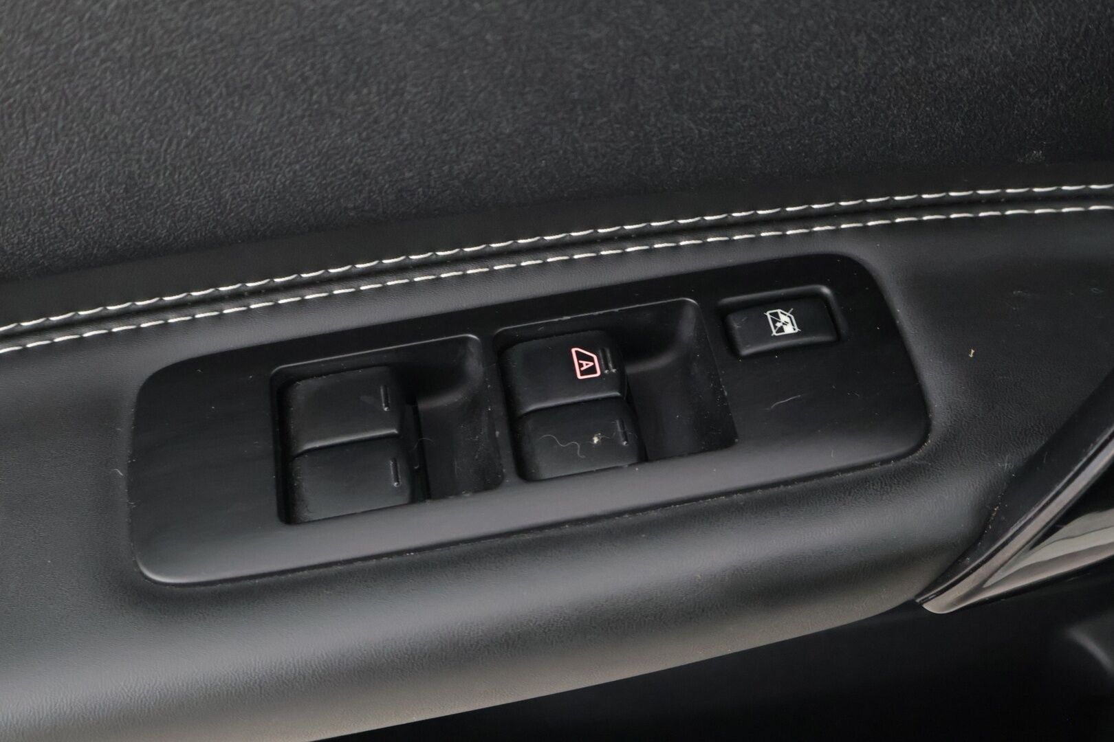 Nissan Qashqai 2013 1,6L Stop / Start System Style 360 2WD 5M/T AVM * Lasikatto / Vetokoukku / 360 kamera / Lohko * - Tarkka huoltohistoria / 2x erittäin hyvät renkaat / Suomi-auto
