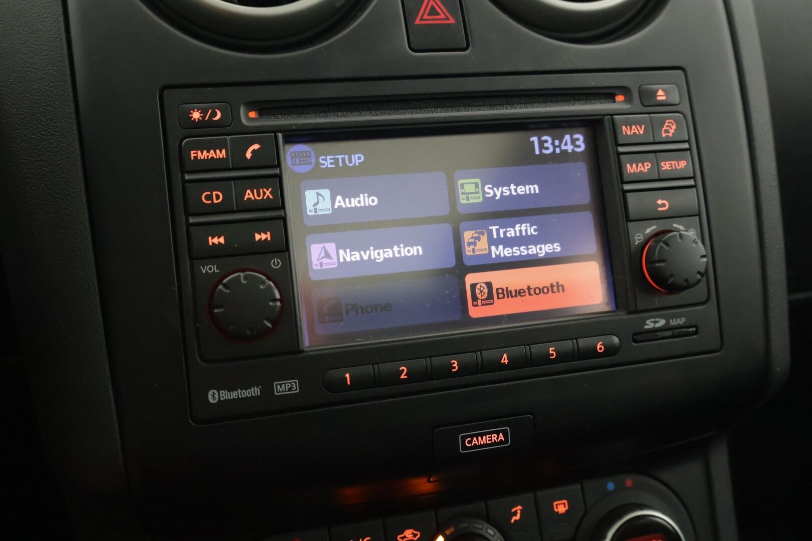 Nissan Qashqai 2013 1,6L Stop / Start System Style 360 2WD 5M/T AVM * Lasikatto / Vetokoukku / 360 kamera / Lohko * - Tarkka huoltohistoria / 2x erittäin hyvät renkaat / Suomi-auto