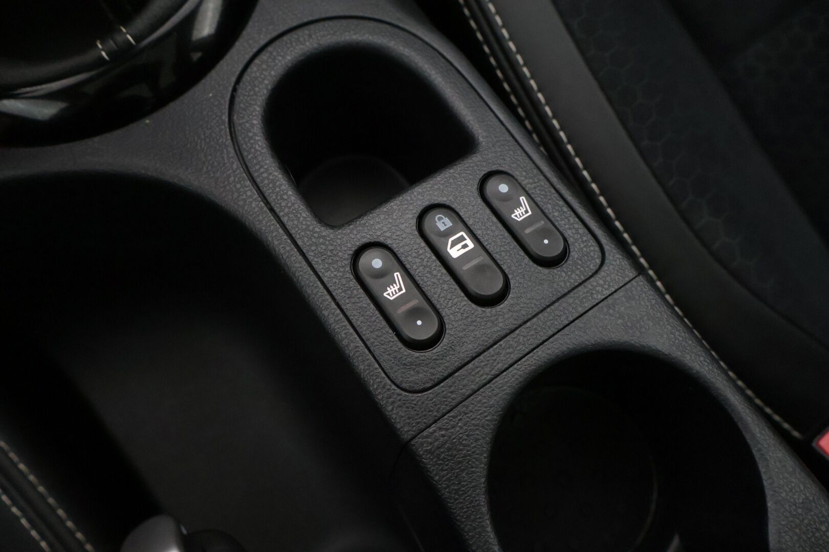 Nissan Qashqai 2013 1,6L Stop / Start System Style 360 2WD 5M/T AVM * Lasikatto / Vetokoukku / 360 kamera / Lohko * - Tarkka huoltohistoria / 2x erittäin hyvät renkaat / Suomi-auto