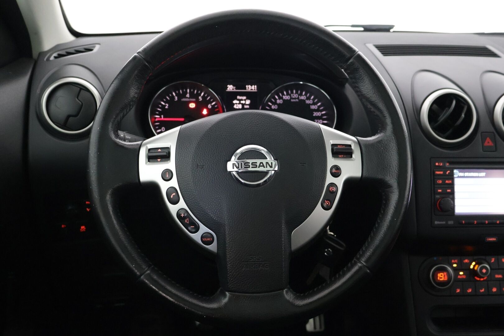 Nissan Qashqai 2013 1,6L Stop / Start System Style 360 2WD 5M/T AVM * Lasikatto / Vetokoukku / 360 kamera / Lohko * - Tarkka huoltohistoria / 2x erittäin hyvät renkaat / Suomi-auto