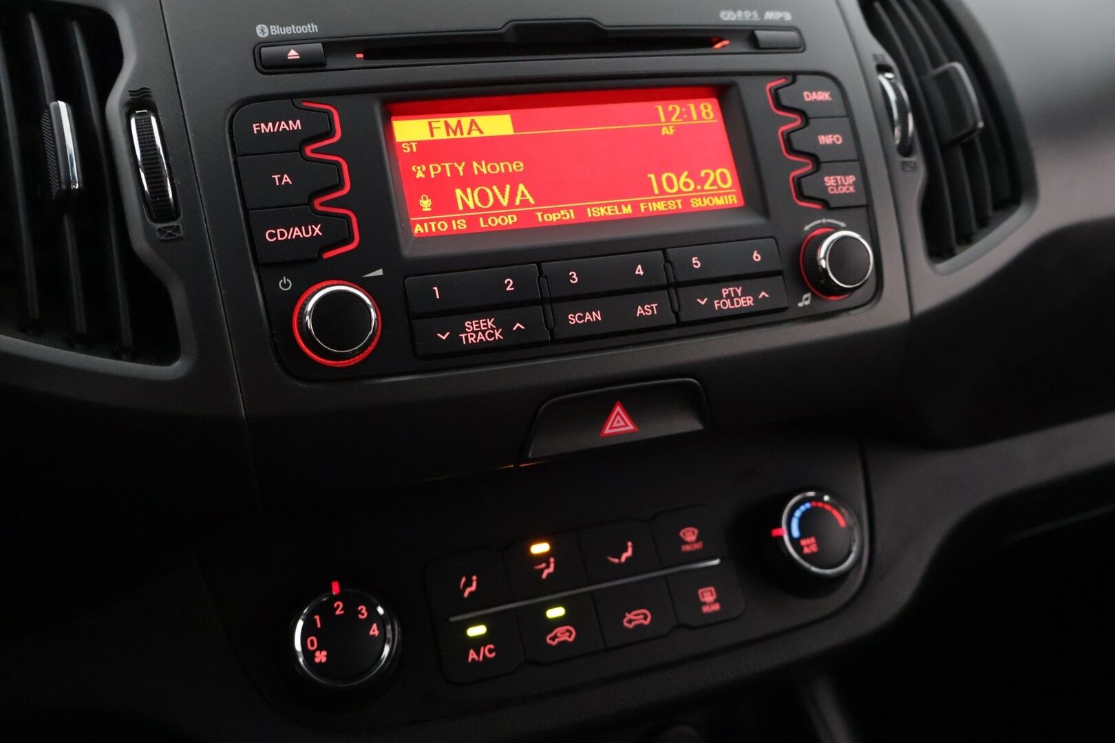 Kia Sportage 2014 1,6 ISG Urban Active EcoDynamics * Vakkari / Suomi-auto / AUX / Penkinlämmittimet * - * Juuri Katsastettu / P-Tutka / Huoltokirja / Ilmastointi / Kahdet renkaat * - HULLUT AVAJAISHULINAT KORKOTARJOUS 3,29 %