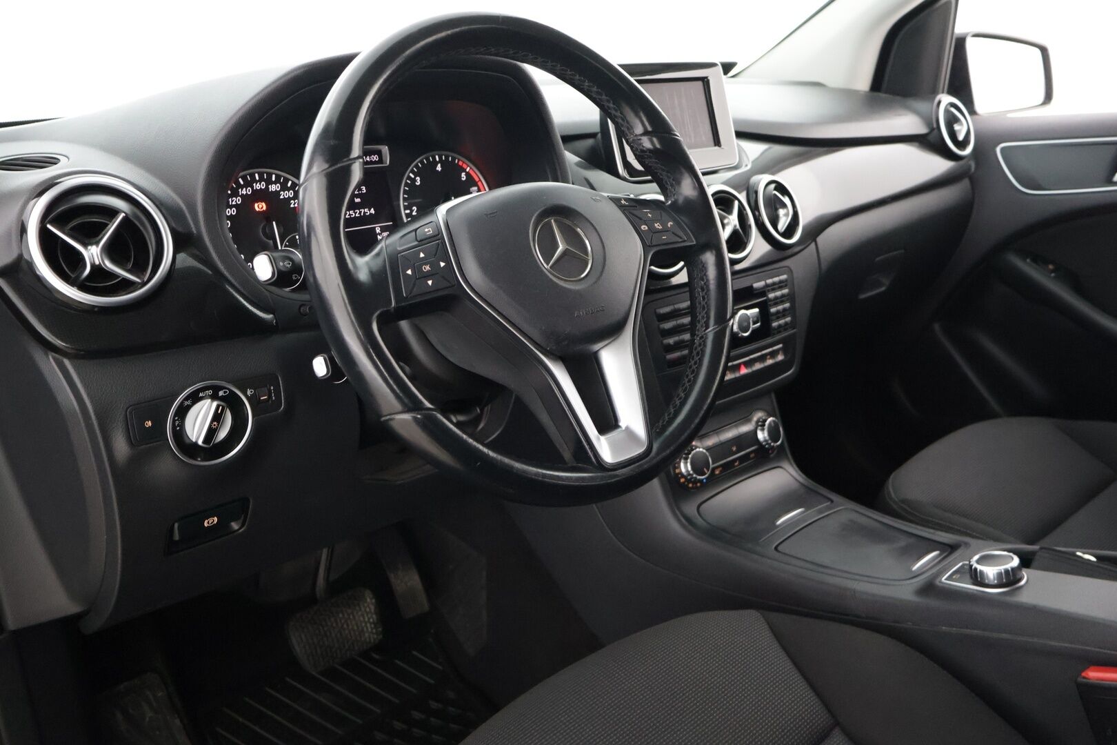 Mercedes-Benz B 2013 200 CDI BE A Premium Business** Tutkat / Kahdet hyvät renkaat / Lohko / Bluetooth audio - CD-Soitin / Vakkari / siisti