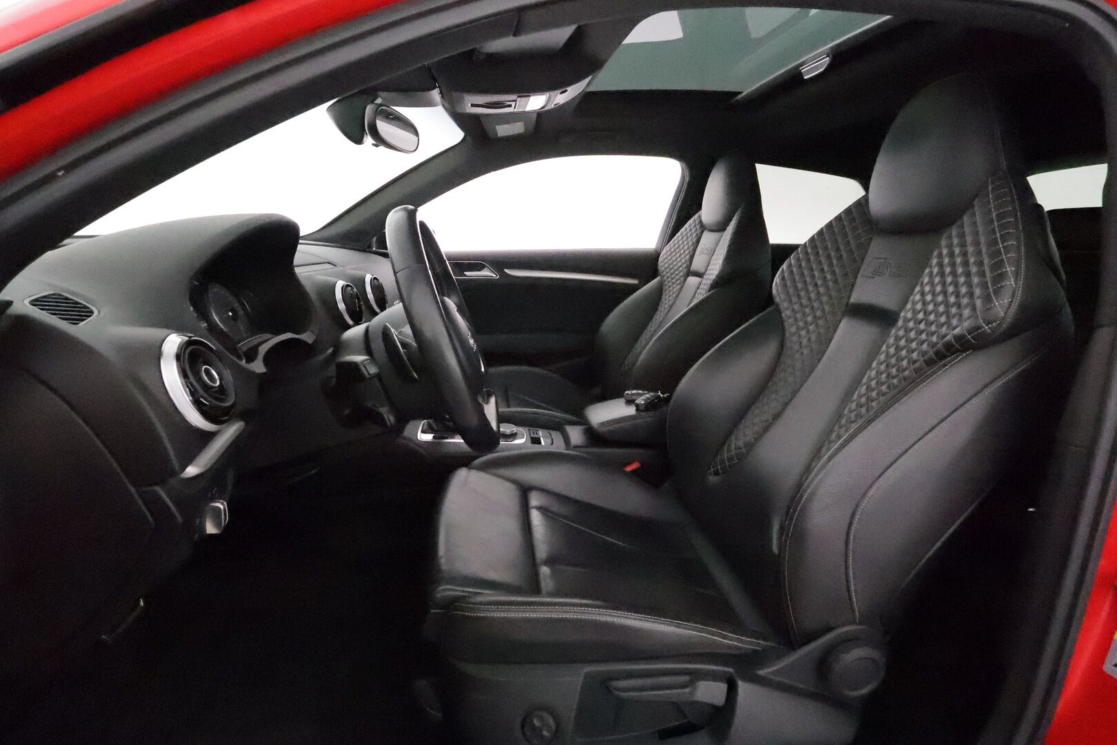 Audi S3 2014 Compact Coupé 2,0 TFSI 221 kW quattro S tronic * Suomi-auto / ACC / Timanttinahat / LED / P.tutkat / Lasikattoluukku * - Kahdet renkaat aluvanteilla