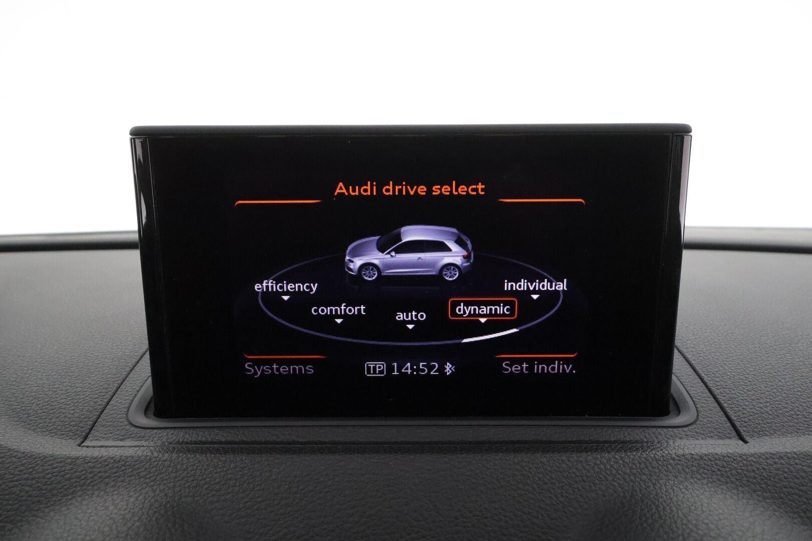Audi S3 2014 Compact Coupé 2,0 TFSI 221 kW quattro S tronic * Suomi-auto / ACC / Timanttinahat / LED / P.tutkat / Lasikattoluukku * - Kahdet renkaat aluvanteilla