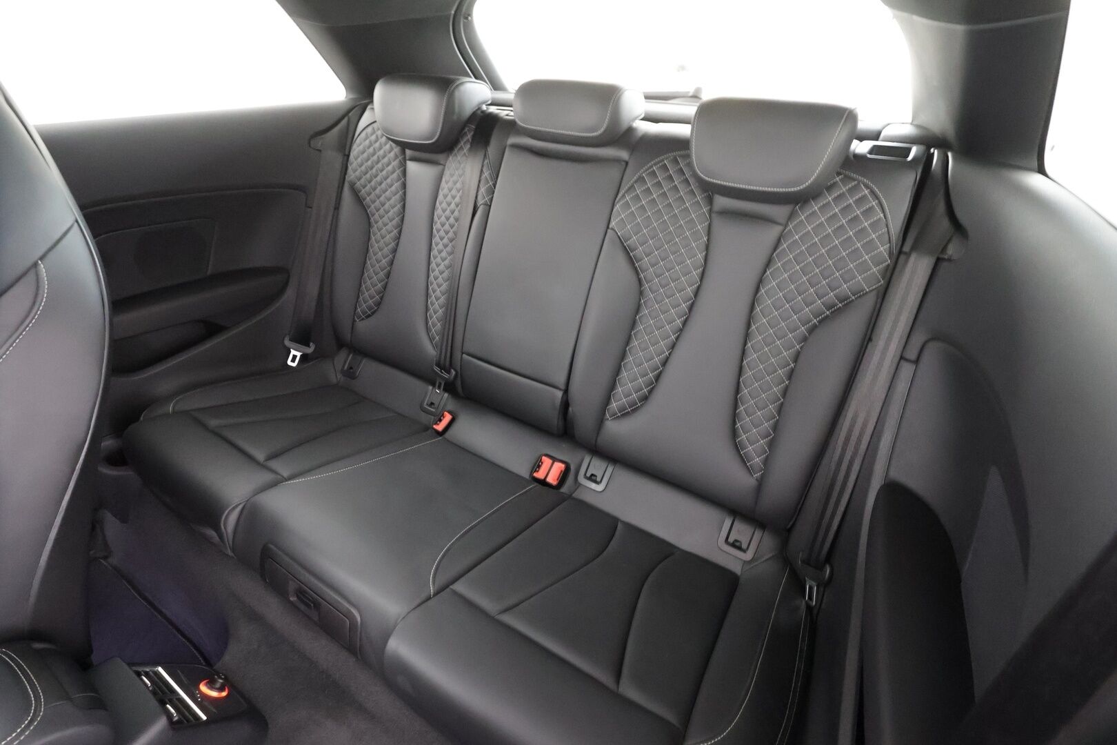 Audi S3 2014 Compact Coupé 2,0 TFSI 221 kW quattro S tronic * Suomi-auto / ACC / Timanttinahat / LED / P.tutkat / Lasikattoluukku * - Kahdet renkaat aluvanteilla