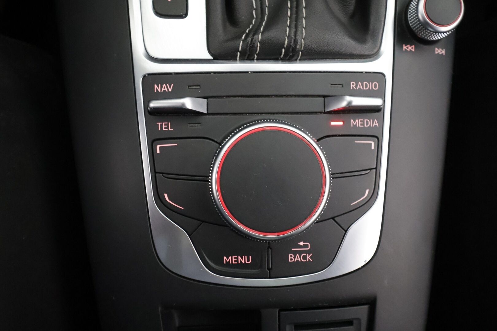 Audi S3 2014 Compact Coupé 2,0 TFSI 221 kW quattro S tronic * Suomi-auto / ACC / Timanttinahat / LED / P.tutkat / Lasikattoluukku * - Kahdet renkaat aluvanteilla