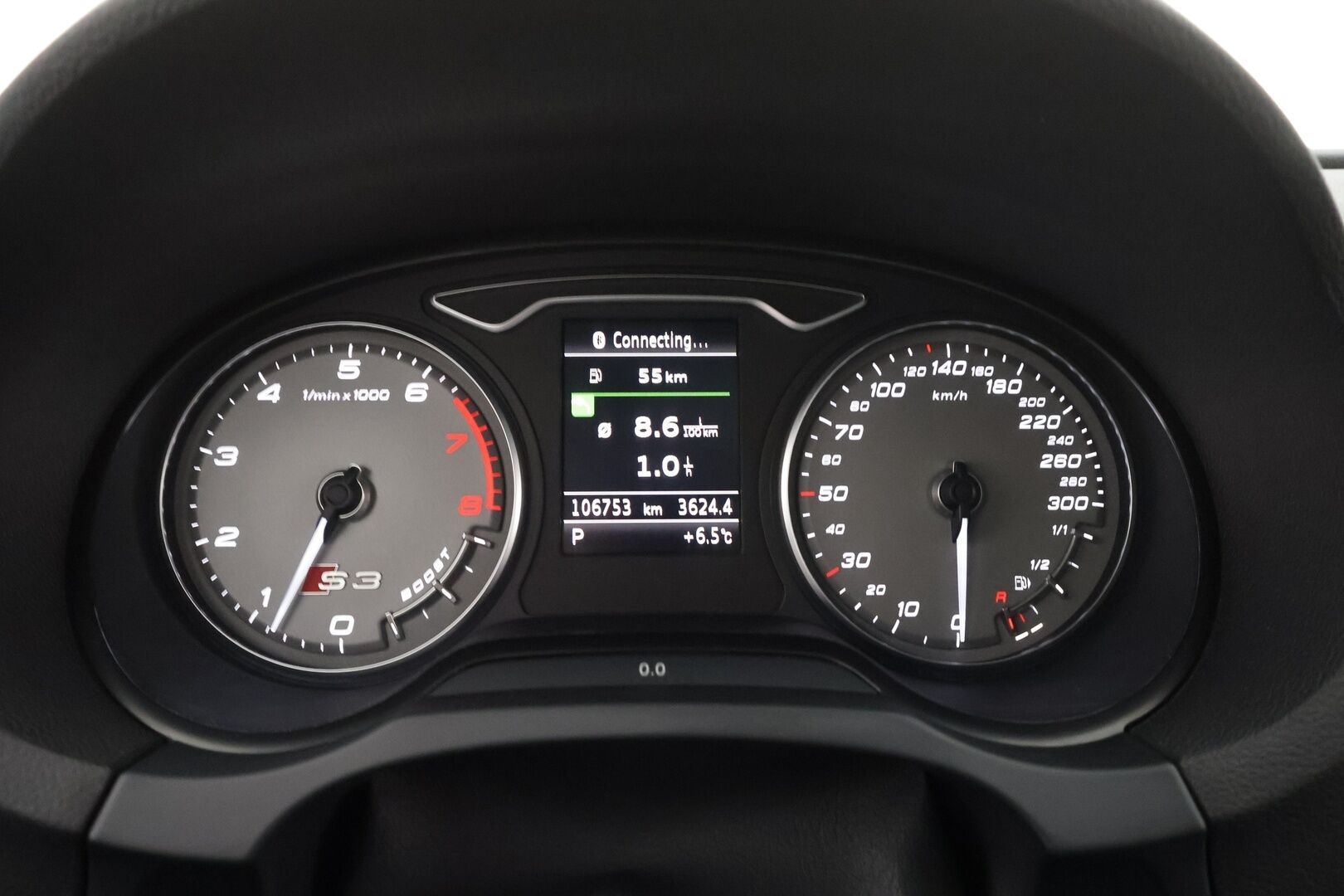 Audi S3 2014 Compact Coupé 2,0 TFSI 221 kW quattro S tronic * Suomi-auto / ACC / Timanttinahat / LED / P.tutkat / Lasikattoluukku * - Kahdet renkaat aluvanteilla
