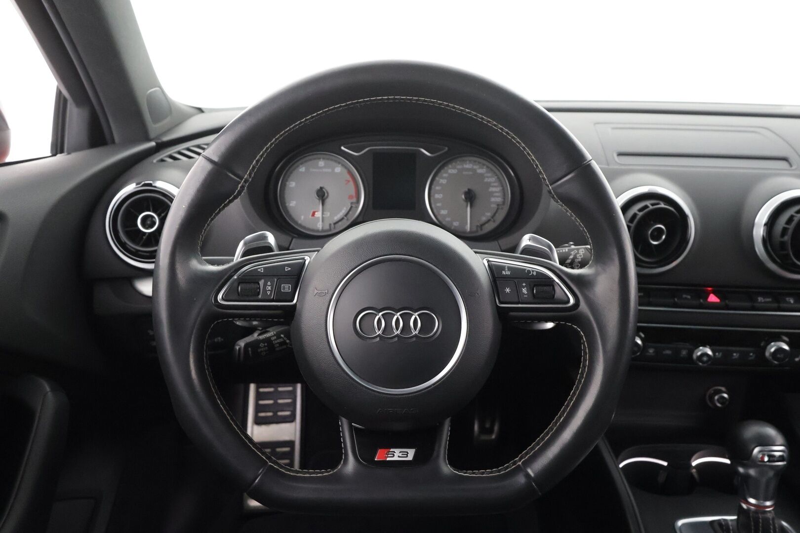 Audi S3 2014 Compact Coupé 2,0 TFSI 221 kW quattro S tronic * Suomi-auto / ACC / Timanttinahat / LED / P.tutkat / Lasikattoluukku * - Kahdet renkaat aluvanteilla
