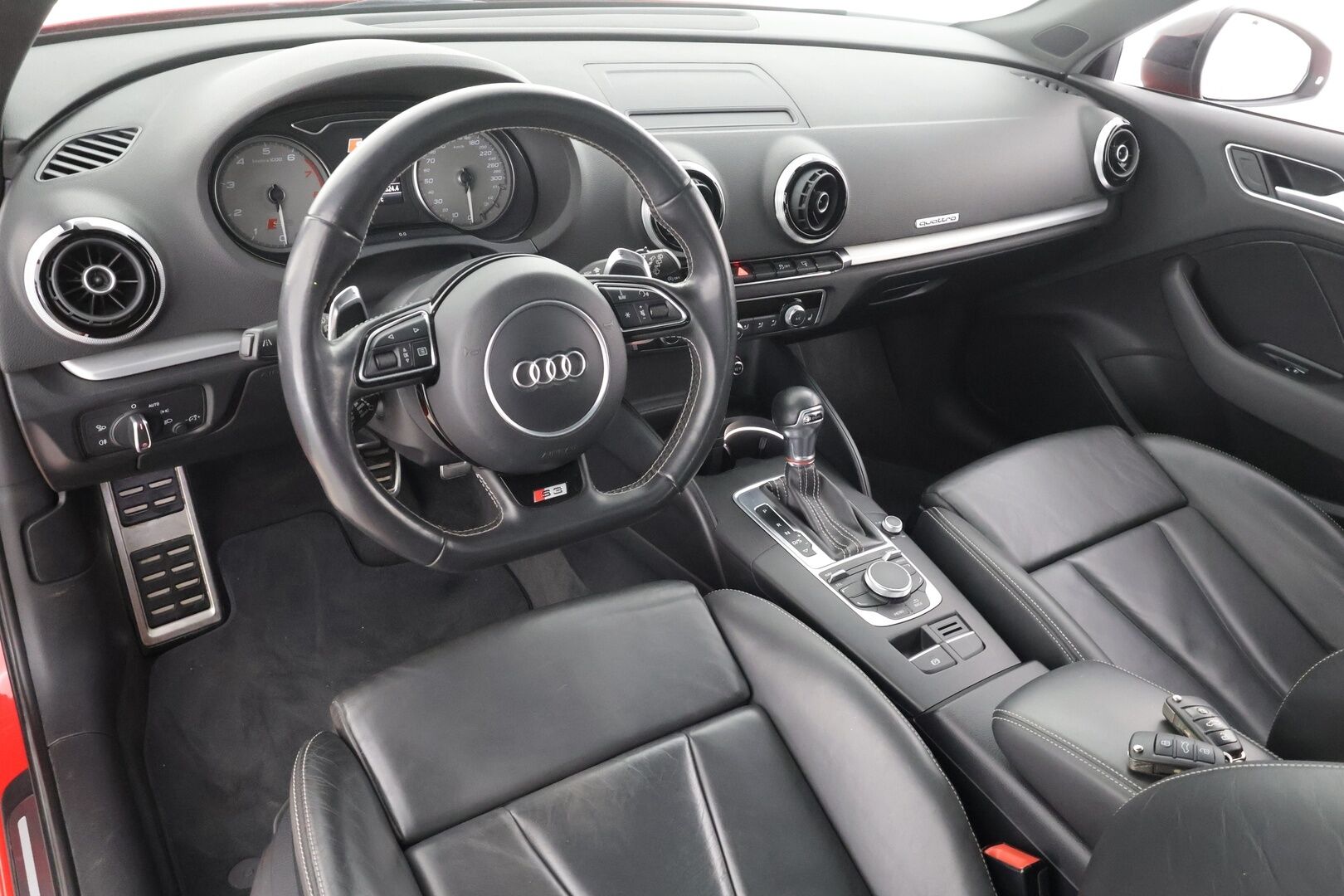 Audi S3 2014 Compact Coupé 2,0 TFSI 221 kW quattro S tronic * Suomi-auto / ACC / Timanttinahat / LED / P.tutkat / Lasikattoluukku * - Kahdet renkaat aluvanteilla