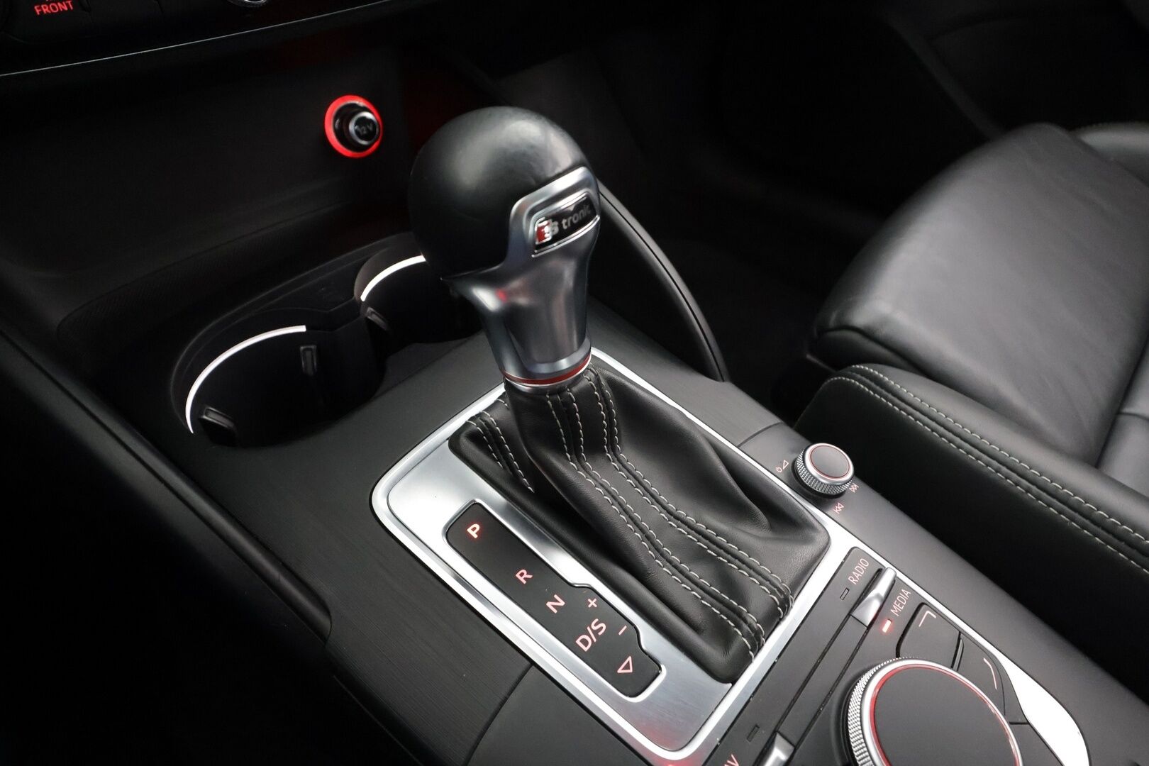 Audi S3 2014 Compact Coupé 2,0 TFSI 221 kW quattro S tronic * Suomi-auto / ACC / Timanttinahat / LED / P.tutkat / Lasikattoluukku * - Kahdet renkaat aluvanteilla