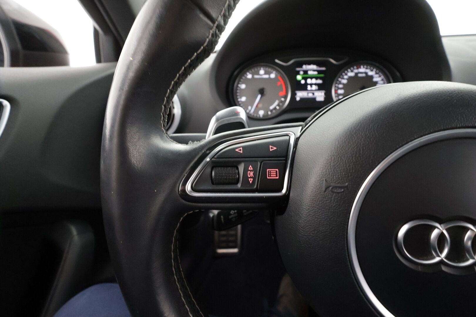 Audi S3 2014 Compact Coupé 2,0 TFSI 221 kW quattro S tronic * Suomi-auto / ACC / Timanttinahat / LED / P.tutkat / Lasikattoluukku * - Kahdet renkaat aluvanteilla