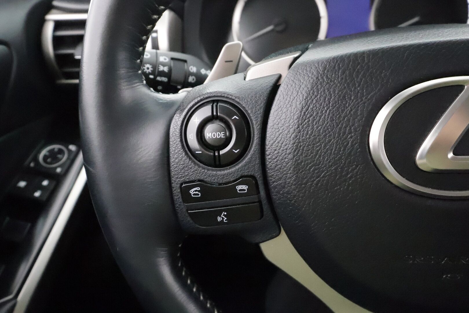 Lexus IS 2013 300h Executive * Suomi-auto / Vakkari / P.tutkat / Xenon / Puolinahat / Lohkolämmitin / KeylessGo * - Kahdet renkaat aluvanteilla / Merkkihuollettu - HULLUT BLACKWEEK JATKOT - KORKOTARJOUS 2,49%