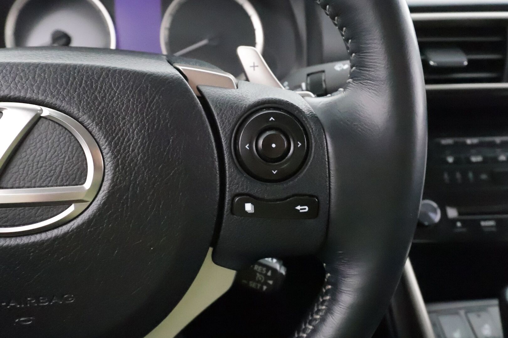 Lexus IS 2013 300h Executive * Suomi-auto / Vakkari / P.tutkat / Xenon / Puolinahat / Lohkolämmitin / KeylessGo * - Kahdet renkaat aluvanteilla / Merkkihuollettu - HULLUT BLACKWEEK JATKOT - KORKOTARJOUS 2,49%