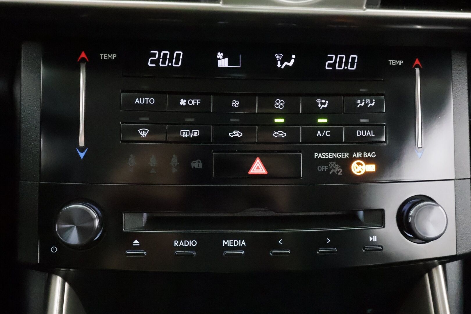 Lexus IS 2013 300h Executive * Suomi-auto / Vakkari / P.tutkat / Xenon / Puolinahat / Lohkolämmitin / KeylessGo * - *2x renkaat&alut*