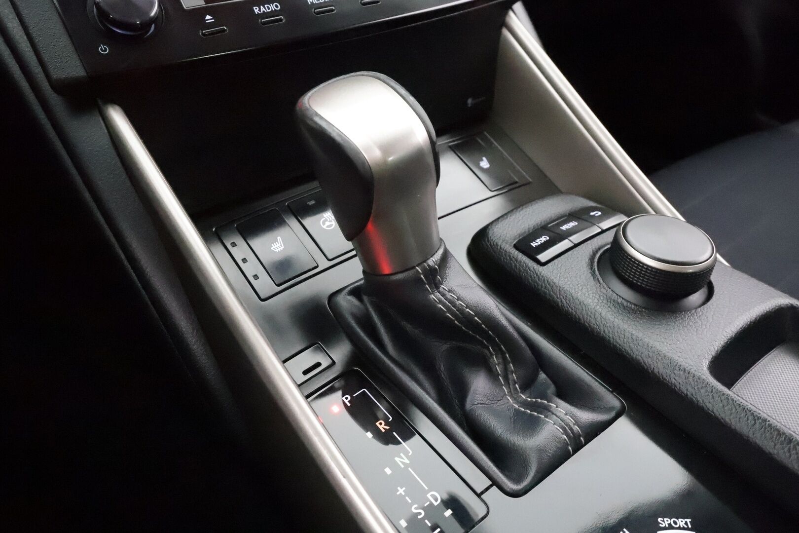 Lexus IS 2013 300h Executive * Suomi-auto / Vakkari / P.tutkat / Xenon / Puolinahat / Lohkolämmitin / KeylessGo * - Kahdet renkaat aluvanteilla / Merkkihuollettu - HULLUT BLACKWEEK JATKOT - KORKOTARJOUS 2,49%