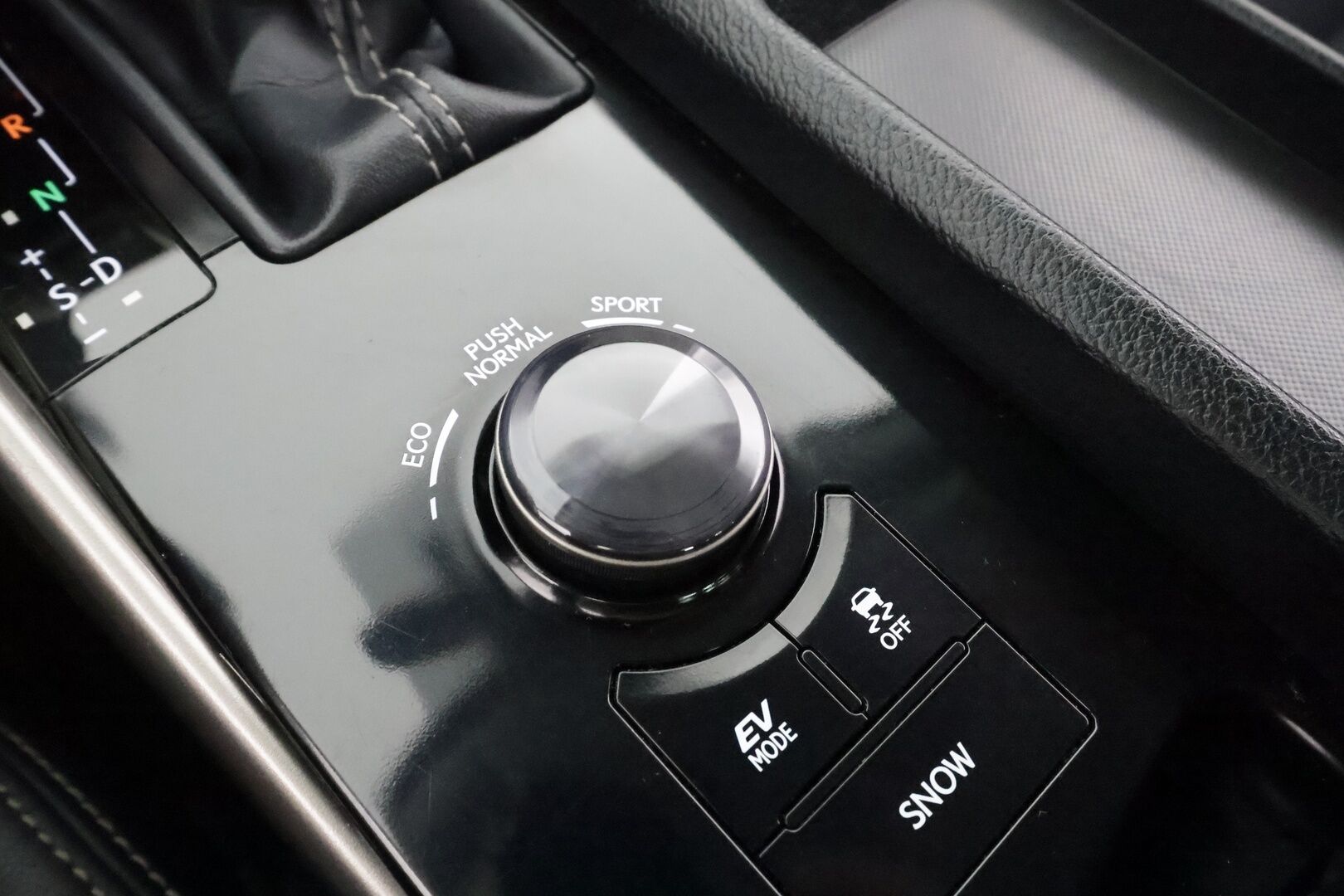 Lexus IS 2013 300h Executive * Suomi-auto / Vakkari / P.tutkat / Xenon / Puolinahat / Lohkolämmitin / KeylessGo * - Kahdet renkaat aluvanteilla / Merkkihuollettu - HULLUT BLACKWEEK JATKOT - KORKOTARJOUS 2,49%