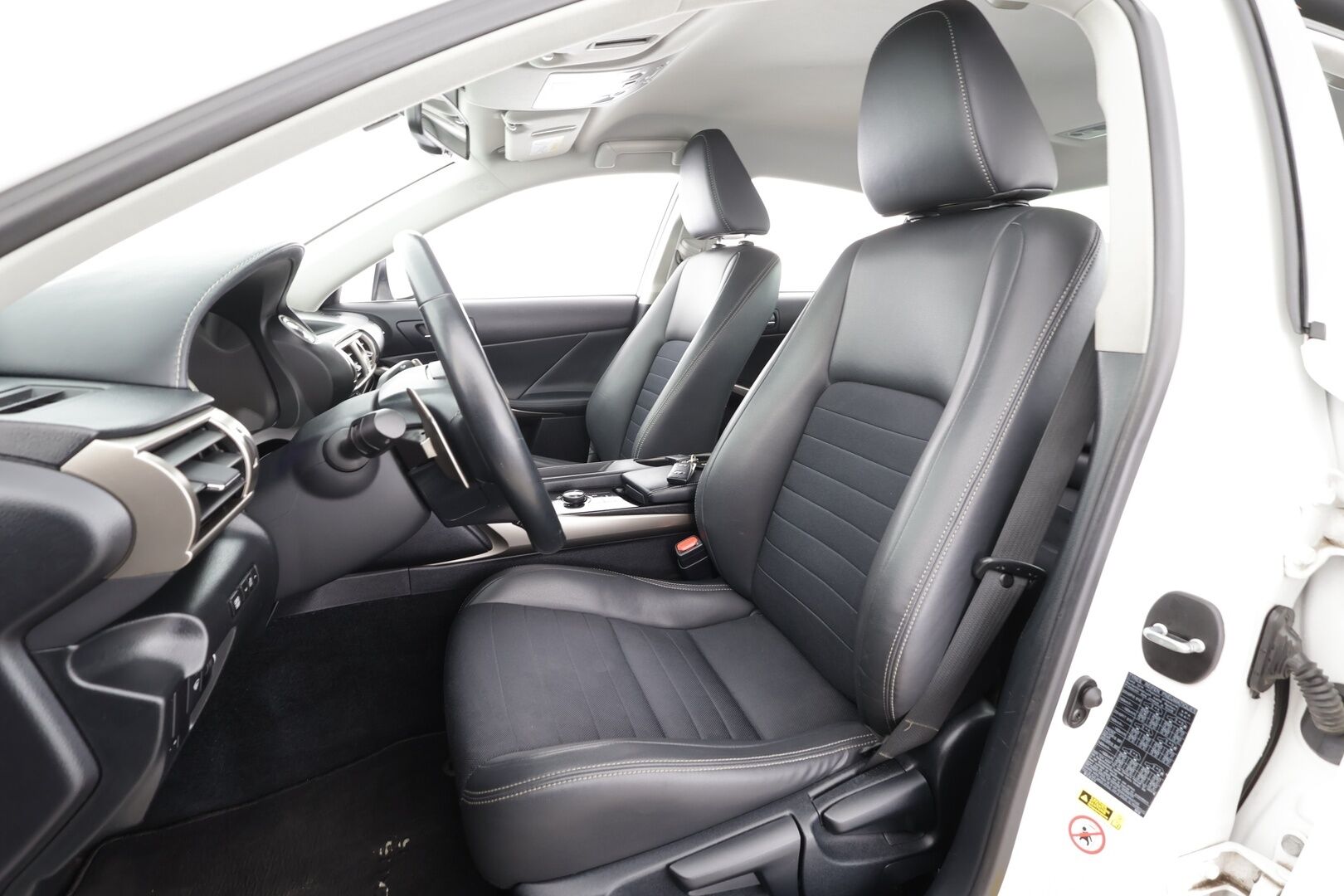 Lexus IS 2013 300h Executive * Suomi-auto / Vakkari / P.tutkat / Xenon / Puolinahat / Lohkolämmitin / KeylessGo * - Kahdet renkaat aluvanteilla / Merkkihuollettu - HULLUT BLACKWEEK JATKOT - KORKOTARJOUS 2,49%