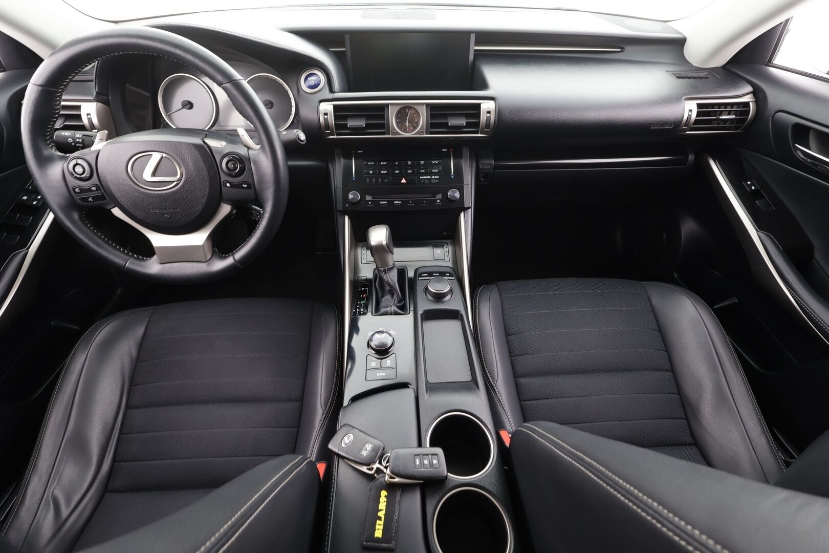 Lexus IS 2013 300h Executive * Suomi-auto / Vakkari / P.tutkat / Xenon / Puolinahat / Lohkolämmitin / KeylessGo * - Kahdet renkaat aluvanteilla / Merkkihuollettu - HULLUT BLACKWEEK JATKOT - KORKOTARJOUS 2,49%