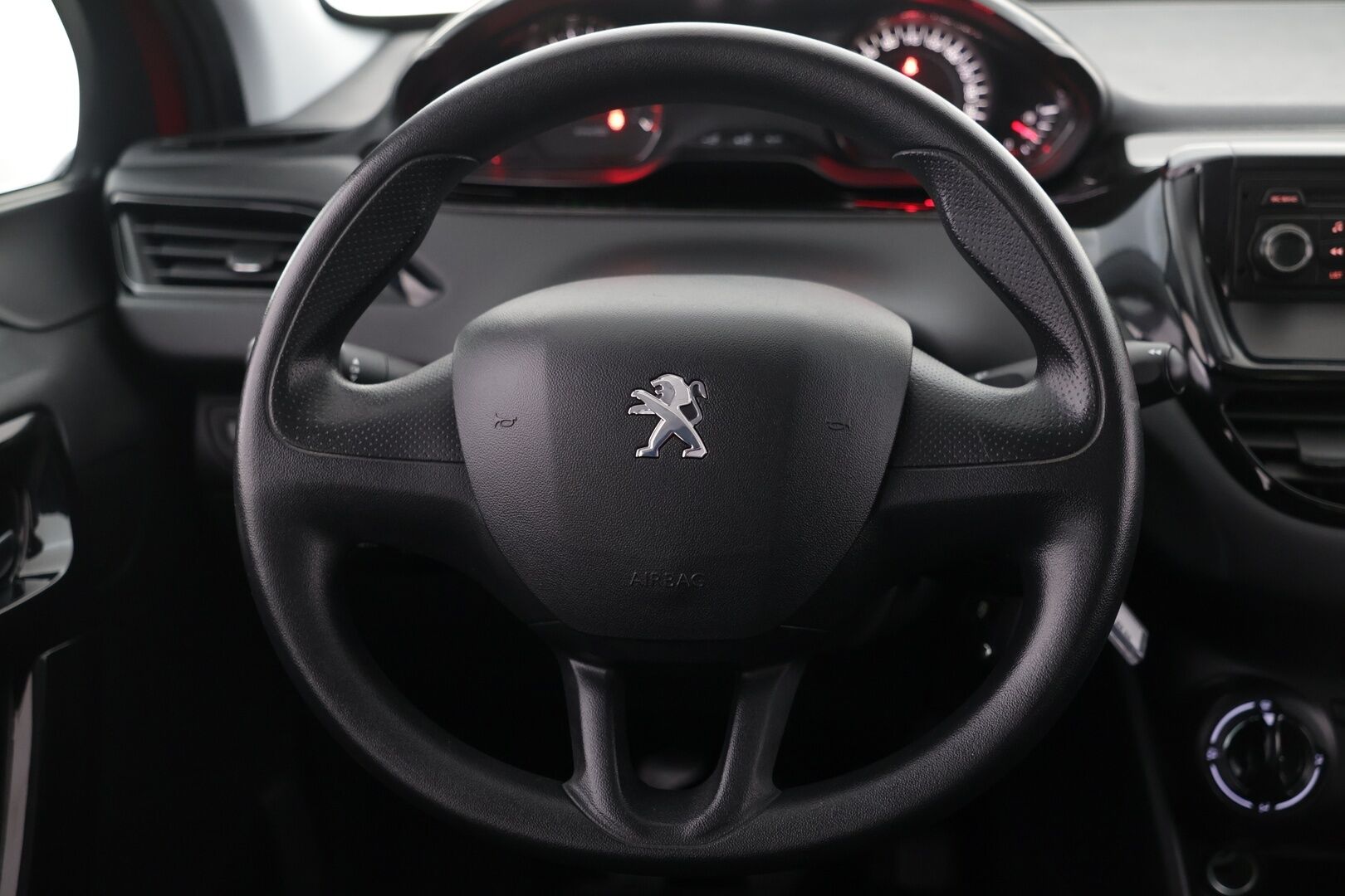 Peugeot 208 2013 Motion VTi 68 / Vakkari / 2x Renkaat / Huoltokirja / *YritysOutlet - Tämä auto myydään vain Yrityksille* - Juuri tehty jakopää! / *YritysOutlet - Tämä auto myydään vain Yrityksille*