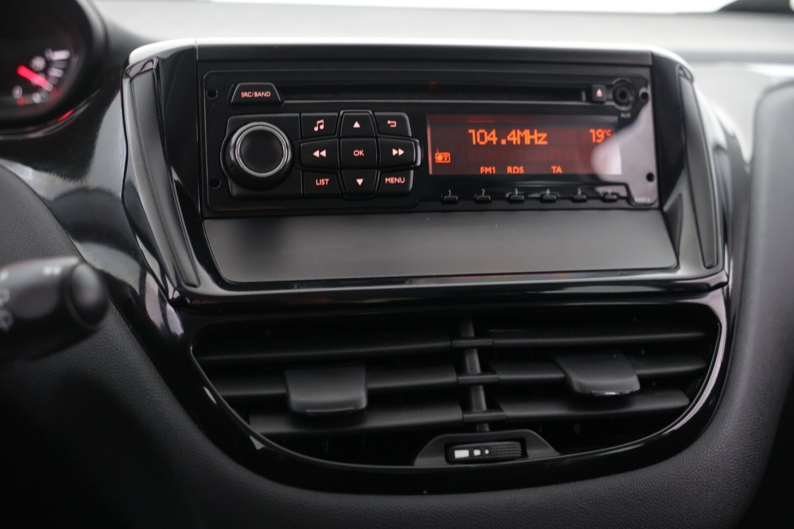 Peugeot 208 2013 Motion VTi 68 / Vakkari / 2x Renkaat / Huoltokirja / *YritysOutlet - Tämä auto myydään vain Yrityksille* - Juuri tehty jakopää! / *YritysOutlet - Tämä auto myydään vain Yrityksille*