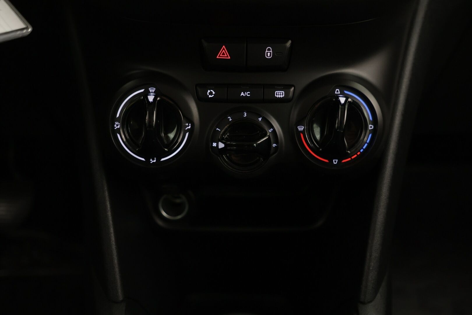 Peugeot 208 2013 Motion VTi 68 / Vakkari / 2x Renkaat / Huoltokirja / *YritysOutlet - Tämä auto myydään vain Yrityksille* - Juuri tehty jakopää! / *YritysOutlet - Tämä auto myydään vain Yrityksille*