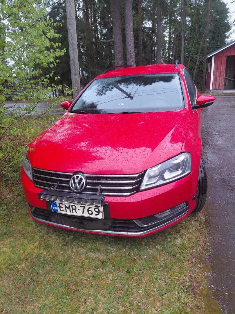 Volkswagen Passat 2013 Variant Comfortline 1,6 TDI 77 kW (105 hv) BlueMotion Technology DSG-automaatti *MYYDÄÄN HUUTOKAUPAT.COM* - Webasto | Vakkari | Koukku | 2x renkaat | Huoltokirja | 