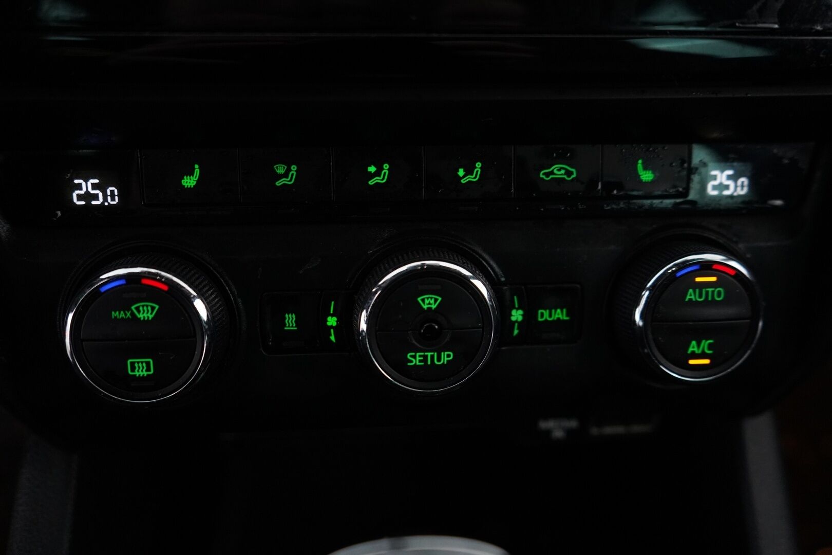 Skoda Octavia 2014 Combi 2,0 TDI RS DSG Autom  Tämä auto myydään YritysOutlet -valikoimasta vain yritykselle - Suomi-auto / Juuri katsastettu / Kahdet renkaat / Kattavat varusteet!