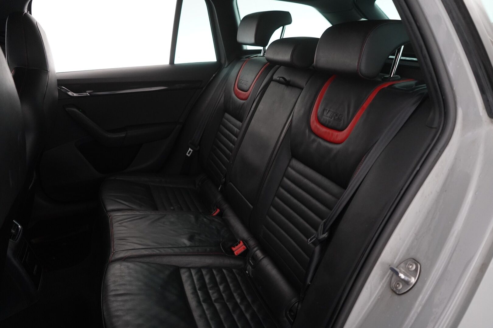 Skoda Octavia 2014 Combi 2,0 TDI RS DSG Autom  Tämä auto myydään YritysOutlet -valikoimasta vain yritykselle - Suomi-auto / Juuri katsastettu / Kahdet renkaat / Kattavat varusteet!