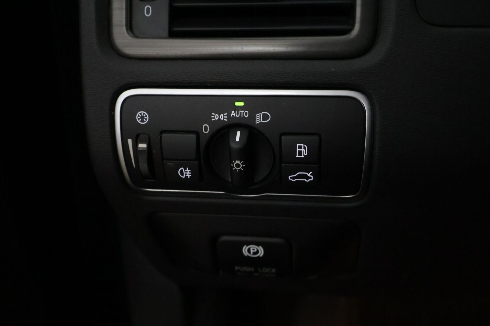 Volvo V70 2015 D4 Business Summum aut * Webasto / Voc / Adapt. Vak / Vetokoukku / Muistipenkki / Nahkasisusta * - * Suomi-auto / Kahdet hyvät renkaat / Leimaa 7/26 saakka *