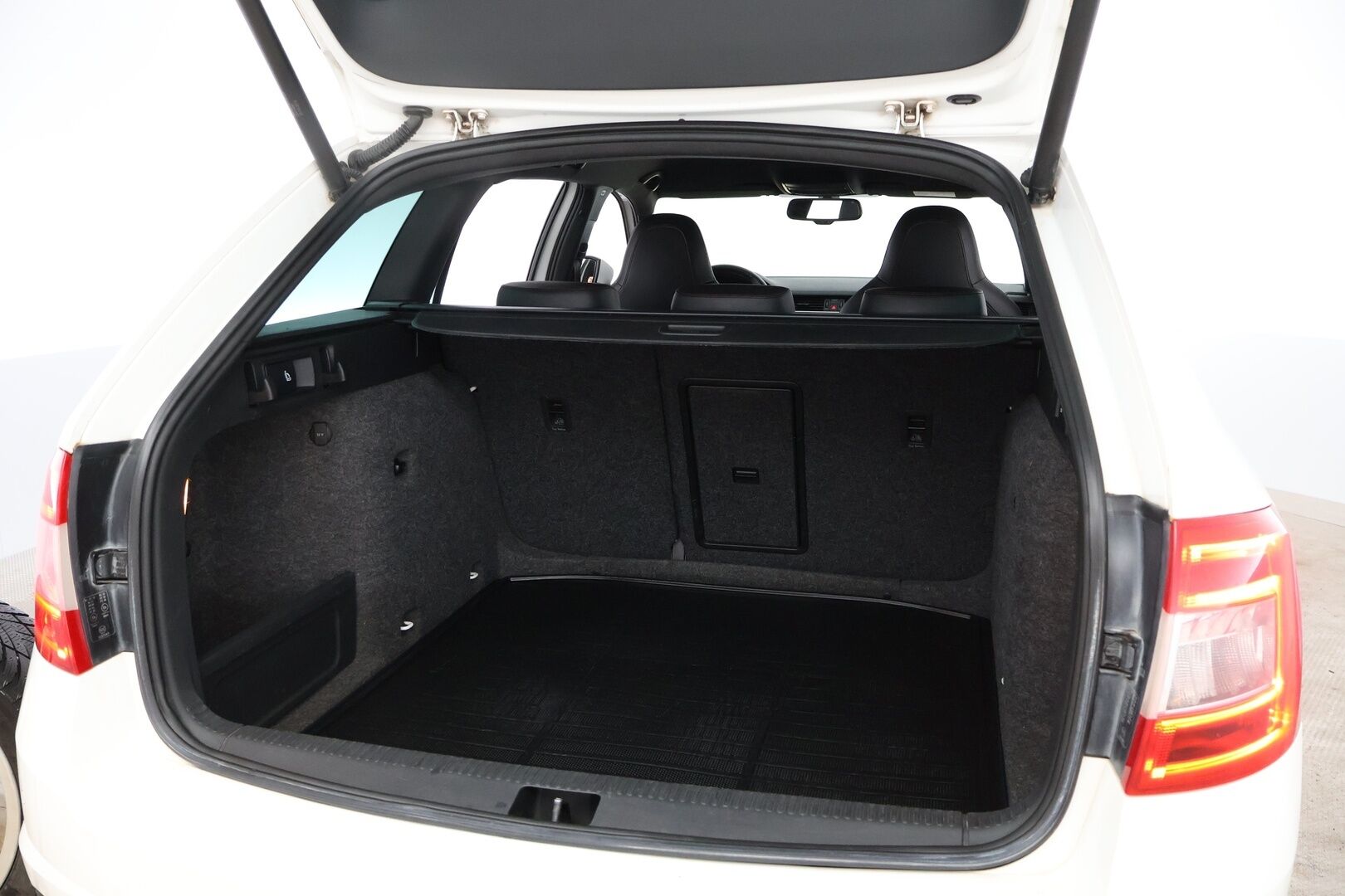 Skoda Octavia 2014 Combi 2,0 TDI RS DSG Autom. - Adapt.Vakkari / Webasto / Vetokoukku / Bi-Xenon / Sähköluukku / Suomiauto / 