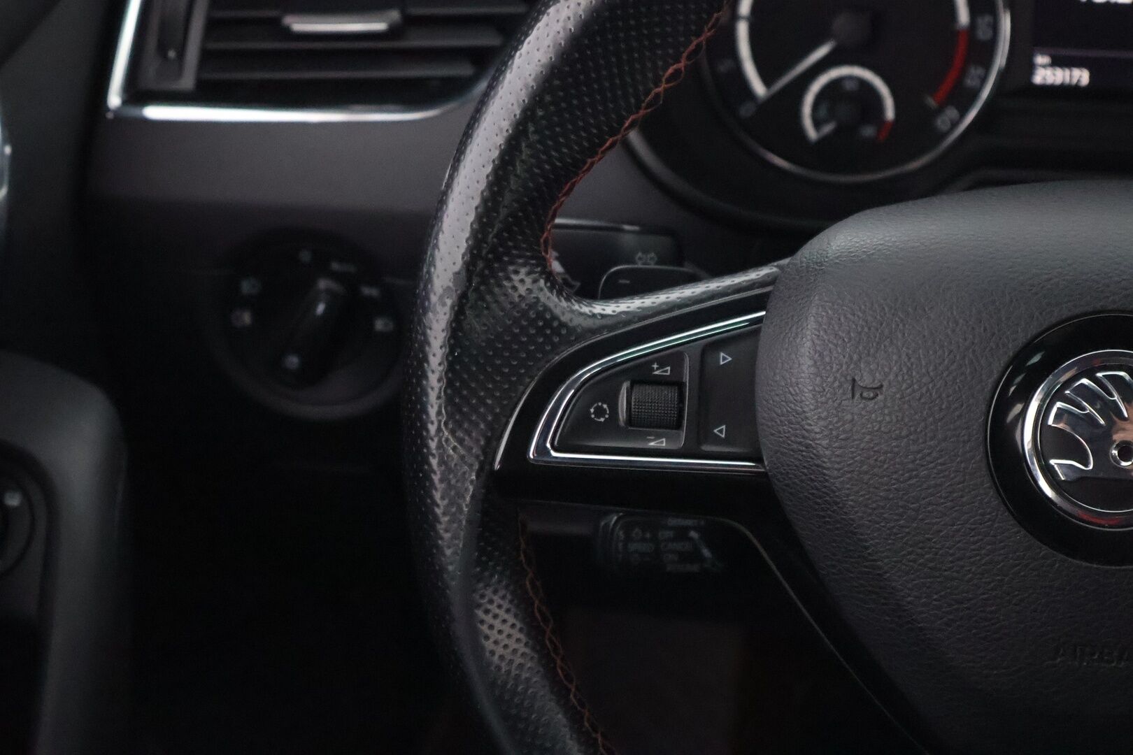 Skoda Octavia 2014 Combi 2,0 TDI RS DSG Autom. - Adapt.Vakkari / Webasto / Vetokoukku / Bi-Xenon / Sähköluukku / Suomiauto / 
