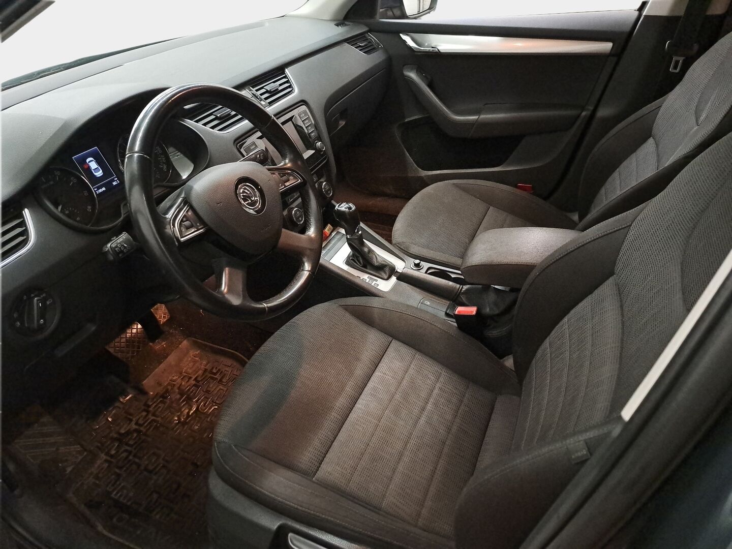 Skoda Octavia 2014 1,4 TSI Elegance DSG Autom. * YritysOutlet - Myydään vain yrityksille / Vakkari / Xenon / Bluetooth * - Tämä auto myydään YritysOutlet -valikoimasta vain yritykselle / Kahdet renkaat alumiinivanteilla!