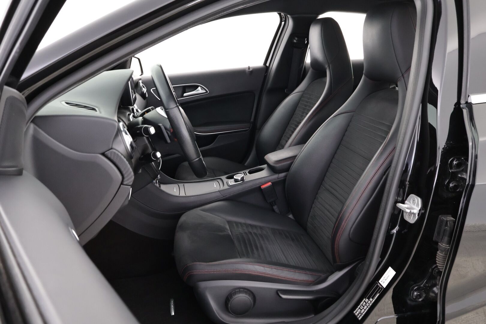 Mercedes-Benz A 2014 200 BE A Premium Business AMG - 2OM Suomiauto | Webasto | Vetokoukku | Peruutuskamera | Nahka-Alcantara | Bi-Xenon | Näyttävä!