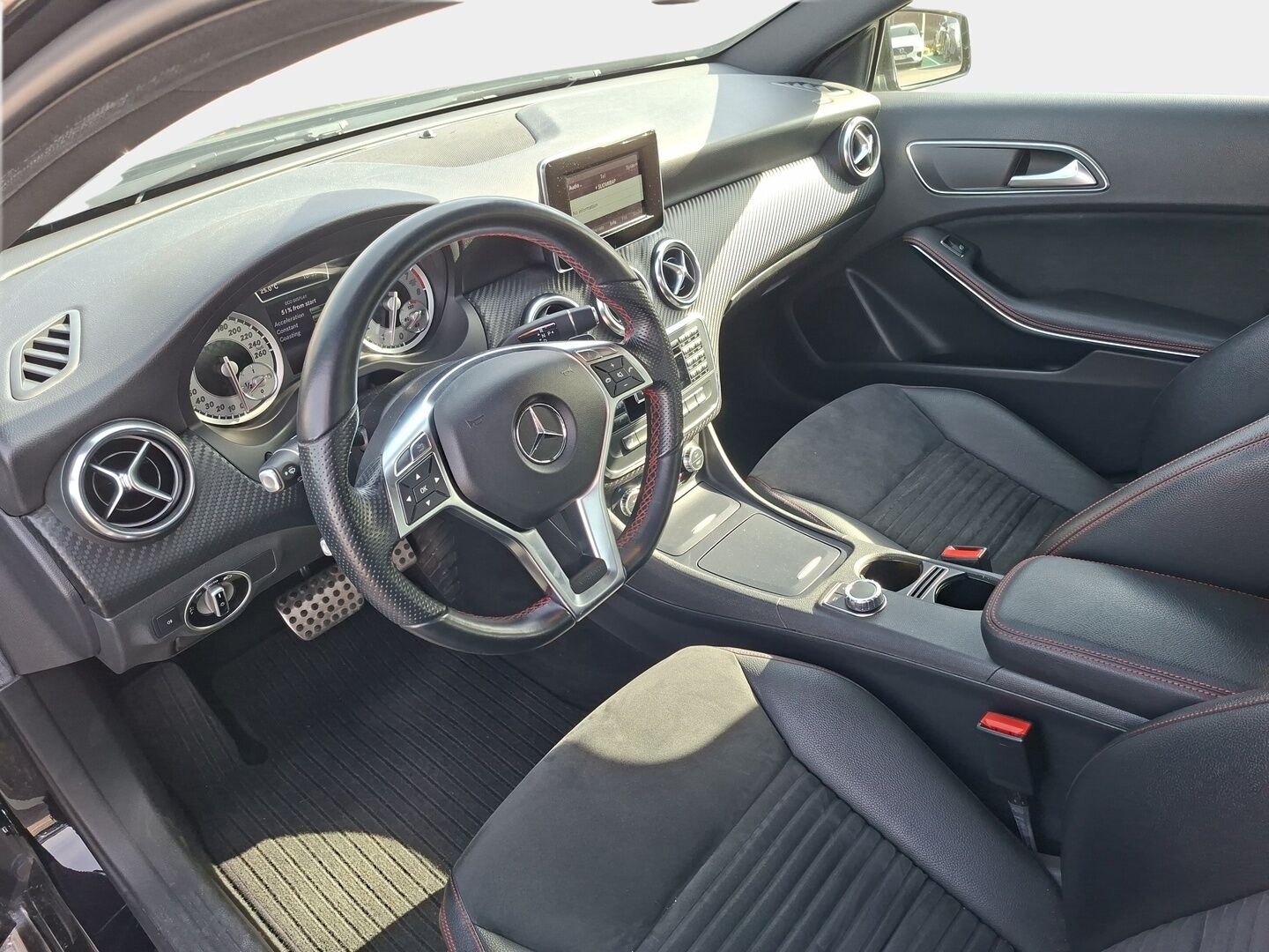 Mercedes-Benz A 2014 200 BE A Premium Business AMG - 2OM Suomiauto | Webasto | Vetokoukku | Peruutuskamera | Nahka-Alcantara | Bi-Xenon | Näyttävä!