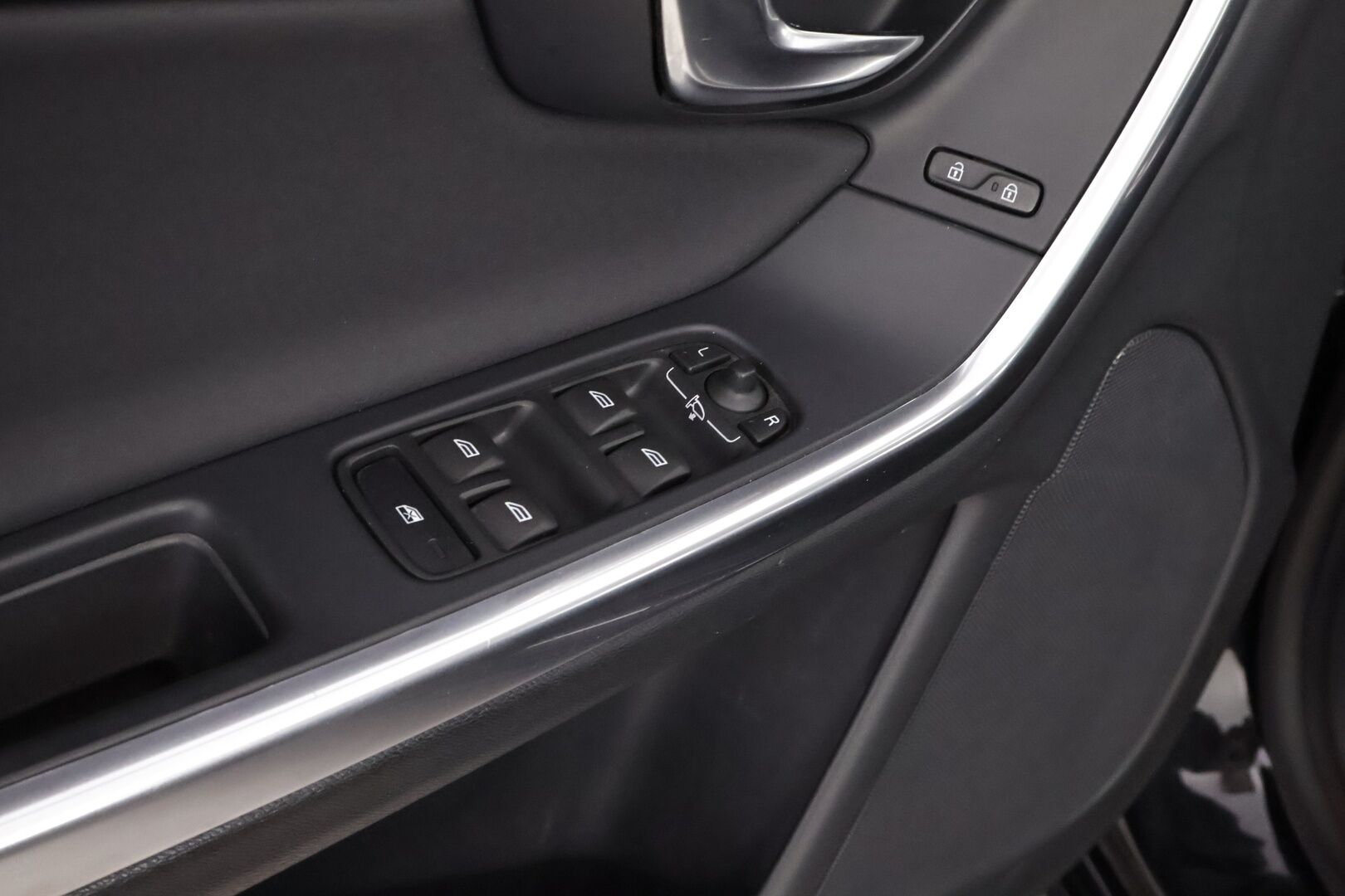Volvo V60 2015 D2 Business Edition - Suomiauto | Webasto | High.Perf Audio | Vakkari | Xenon | P.Tutka | Hiljattain huollettu | 2x renkaat vanteilla | Ei adblue!