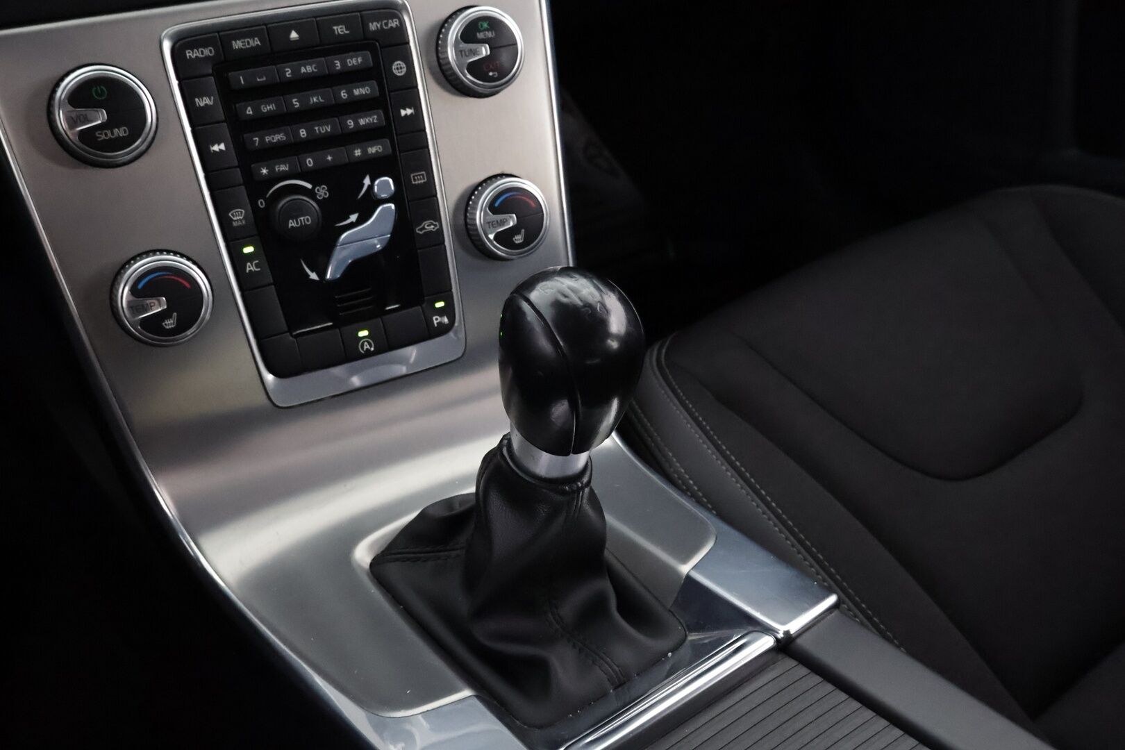 Volvo V60 2015 D2 Business Edition - Suomiauto | Webasto | High.Perf Audio | Vakkari | Xenon | P.Tutka | Hiljattain huollettu | 2x renkaat vanteilla | Ei adblue!